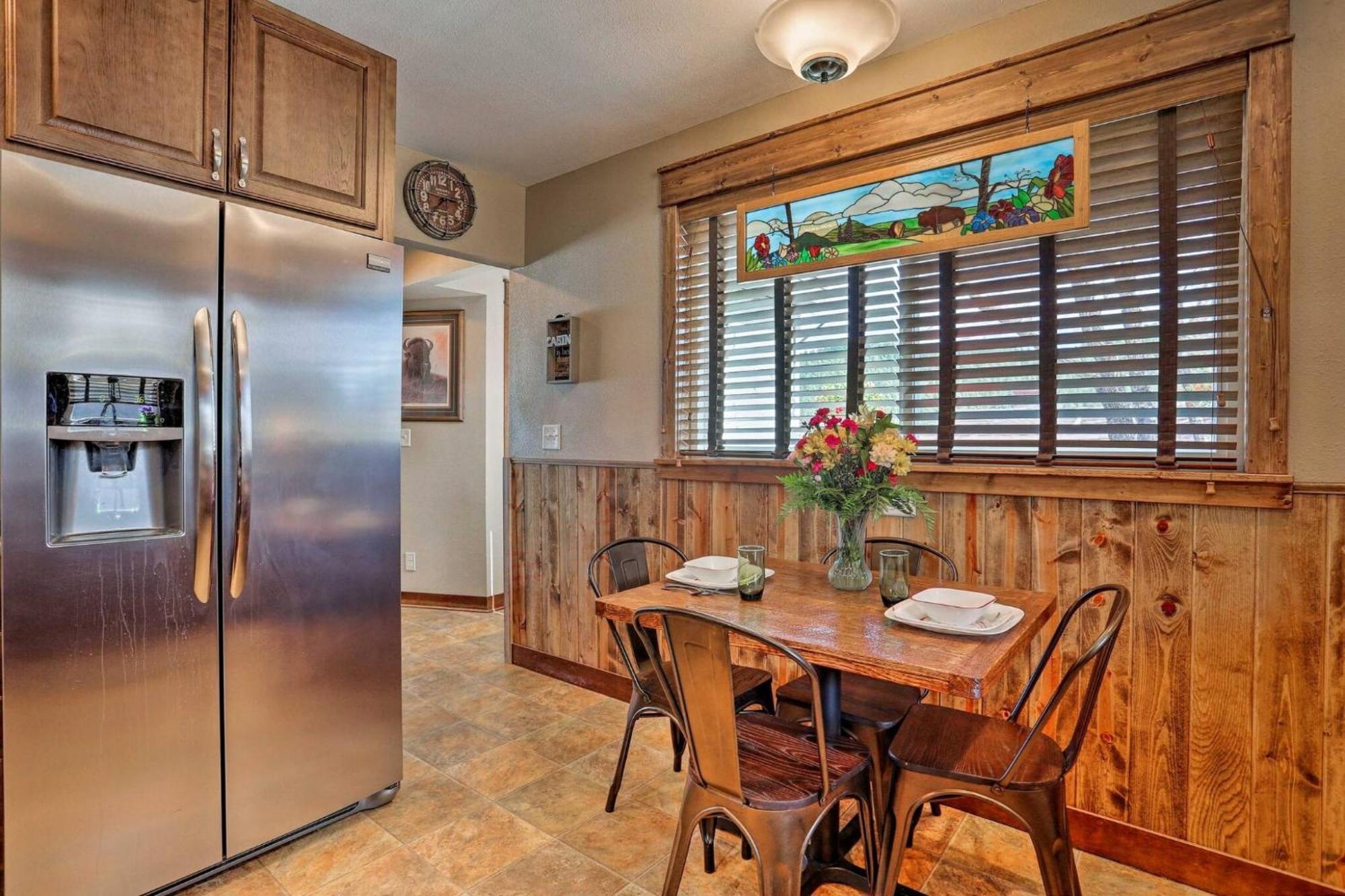 Cozy Custer Cottage W Deck: Walk To Shops Food Exterior photo